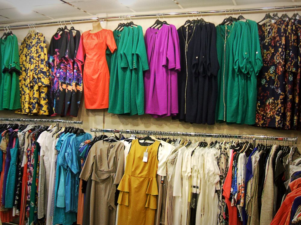 Москва недорогой одеваться. Женская одежда на рынке. Базар одежда. Рынок одежды. Магазин одежды рынок.