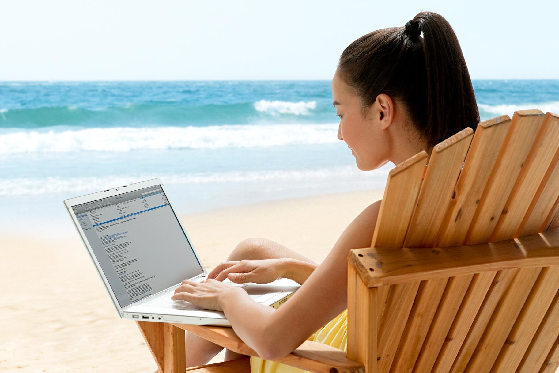 Работать удаленно. Удаленная работа. Свободный график. С ноутбуком на пляже. Фрилансер с ноутбуком на море.