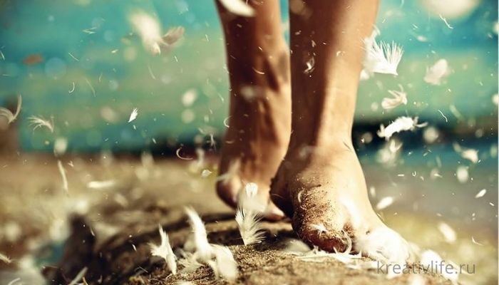женские ноги на песке спокойствие и счастье