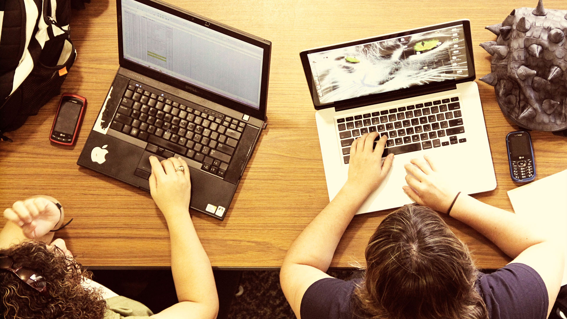 Личная жизнь вк. Молодежь с ноутбуками. Студент с ноутбуком. Молодежь за ноутбуком. Ноутбук для подростков.
