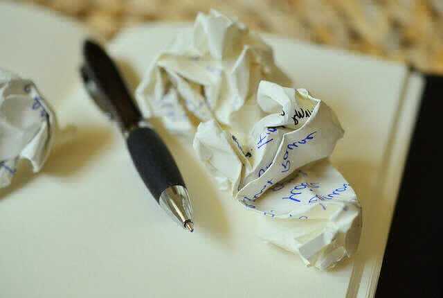 Документы для ипотеки в ВТБ 24,блокнот,ручка и скомканный листок бумаги с записями 