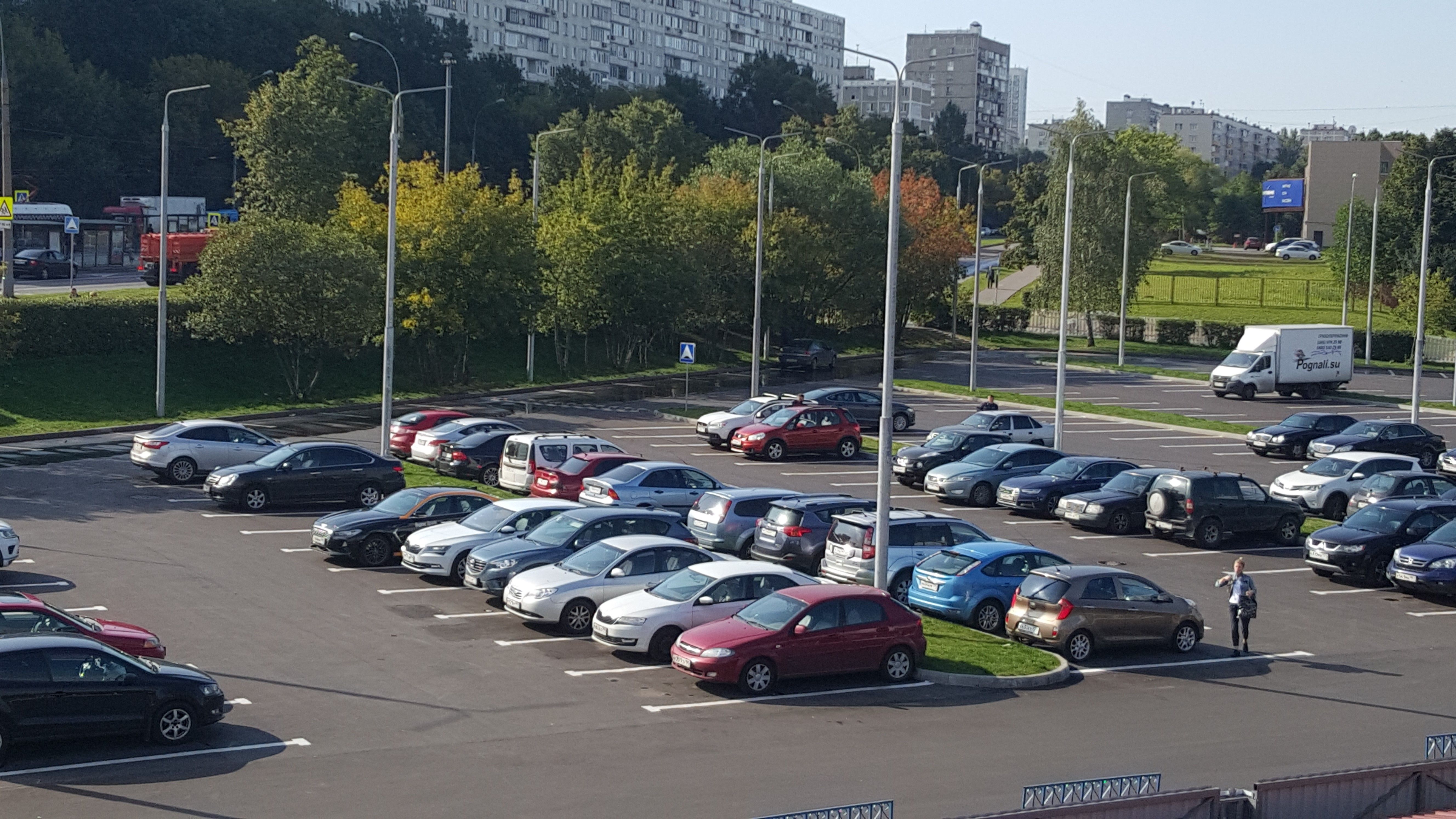 Парковка водный стадион. Машина на парковке. Стоянка автомобилей. Виды парковок. Уличная парковка.